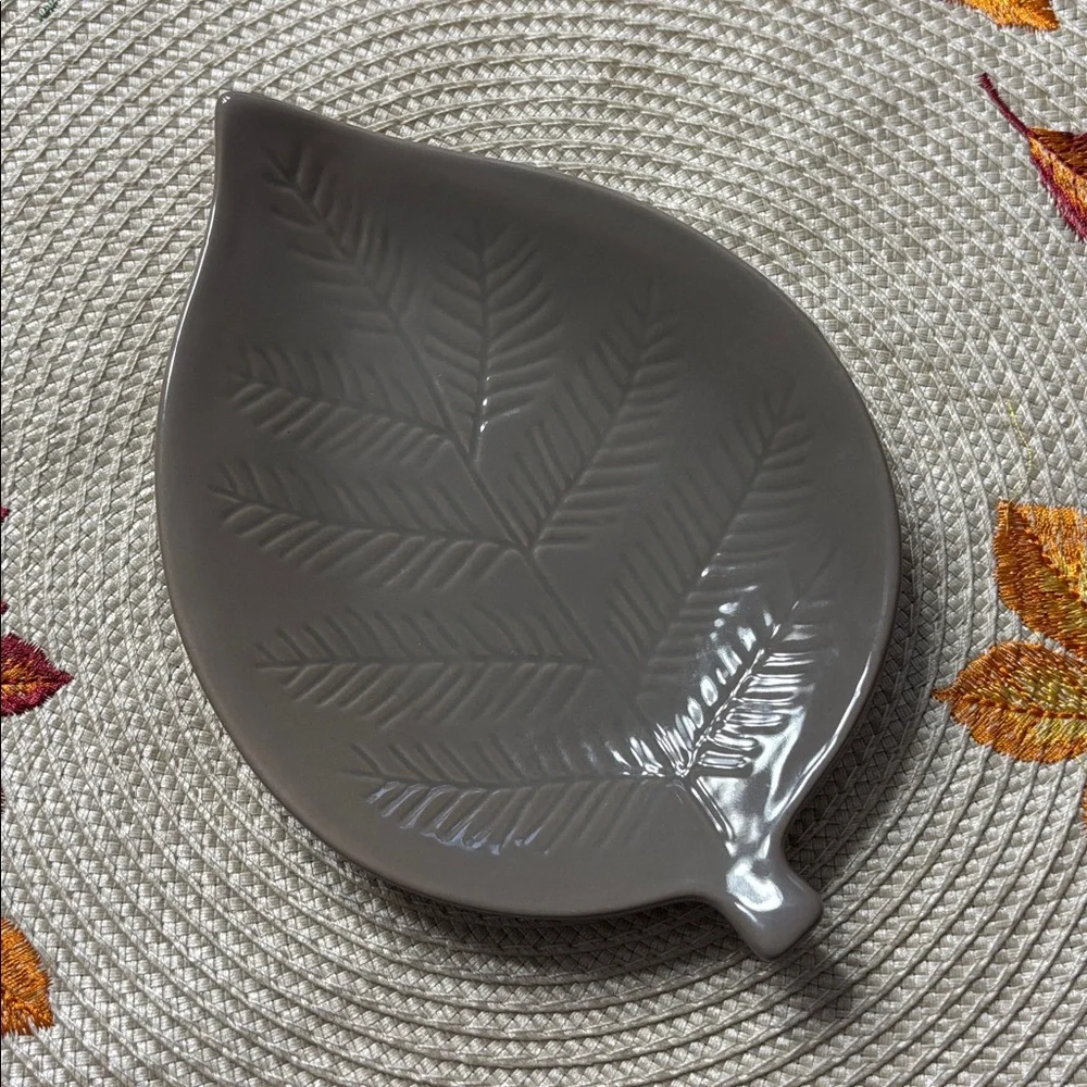 Crate & Barrel Leaf Shaped Appetizer Plates Fall Holiday Thanksgiving Set of 4